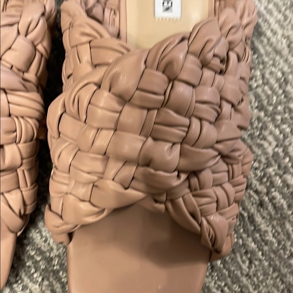 Steve Madden Women's Tan Woven Sandals - Picture 4 of 9